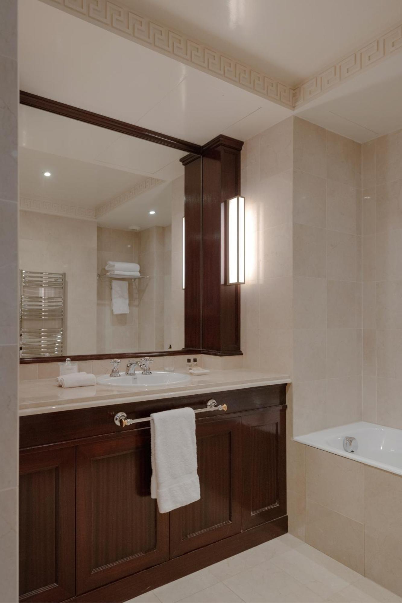 Suite,1661635135:JPEG