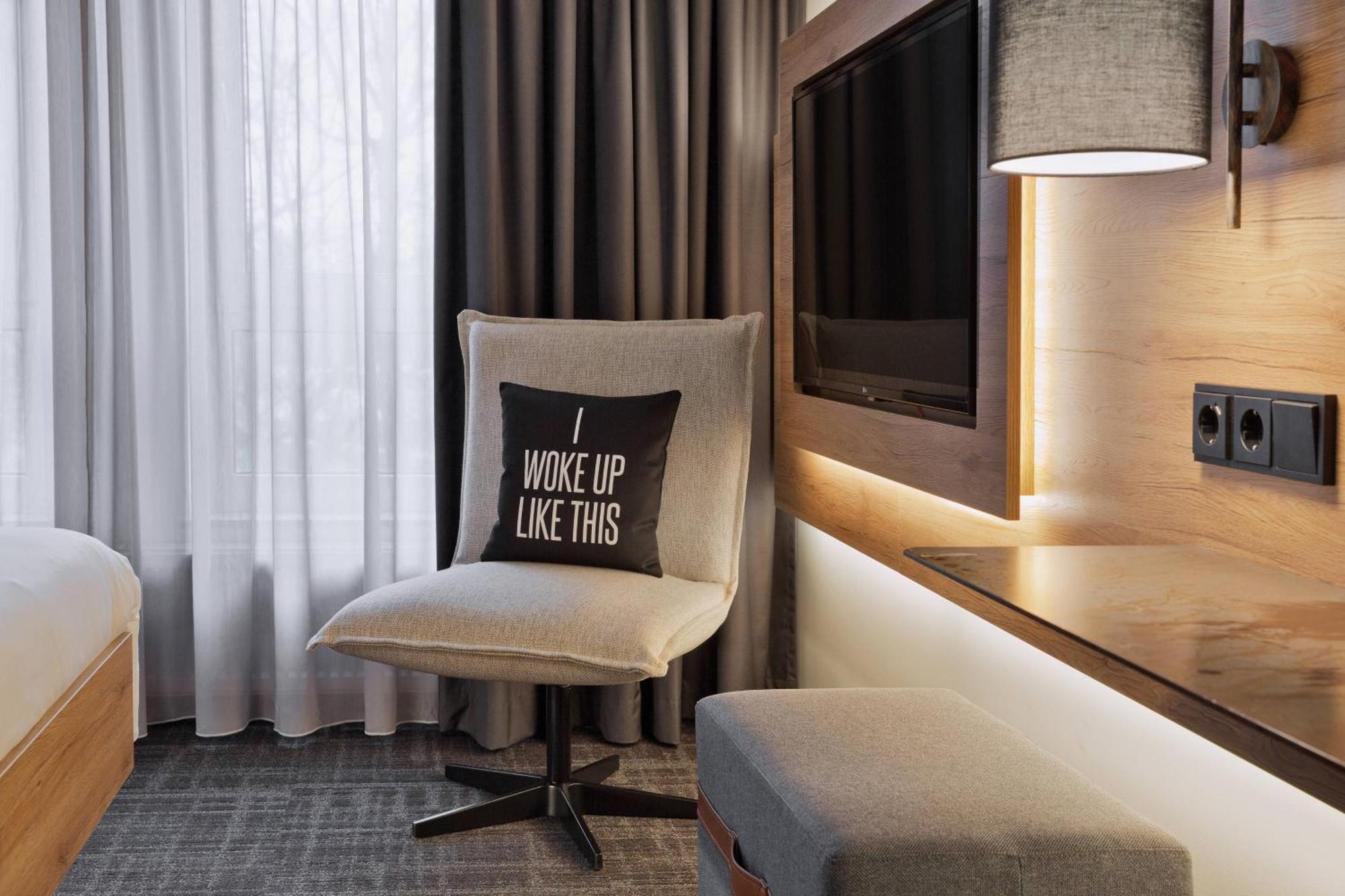 Moxy Queen Room