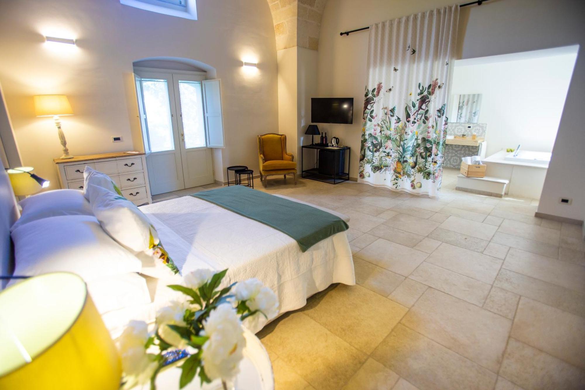 Deluxe Suite Spa Bath
