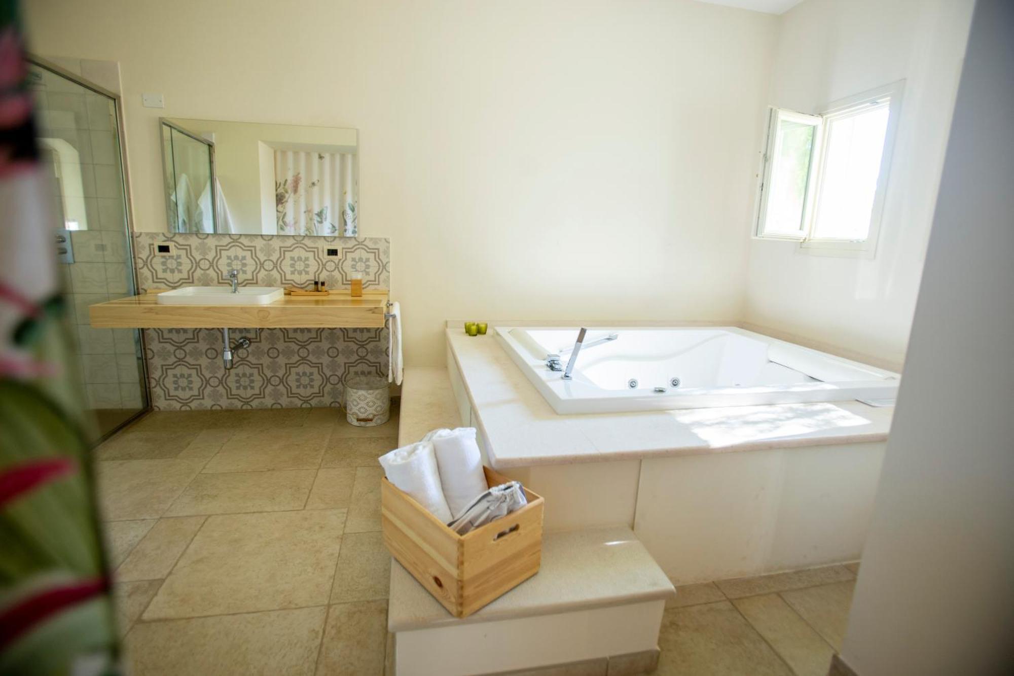 Deluxe Suite Spa Bath