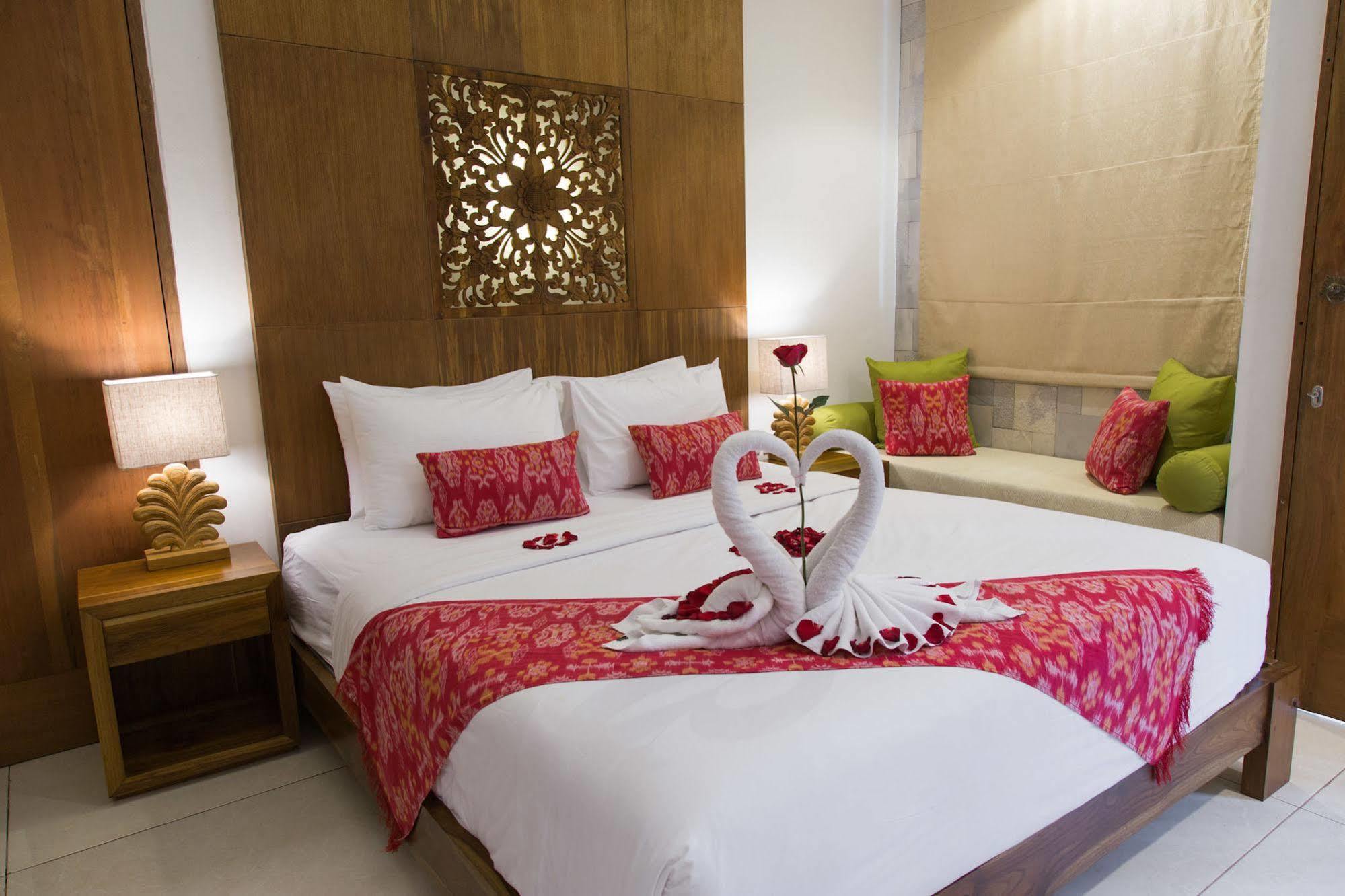 Suite with Pool View, Kitchen and Balcony or Terrace