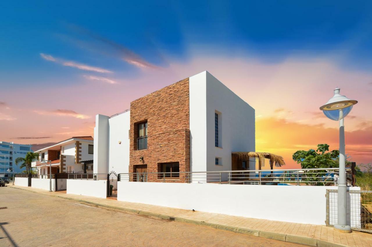 Villa with Sea View and garden - Villa 13