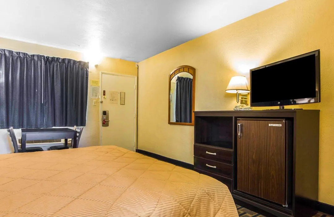 Econo Lodge Sacramento Convention Center-1