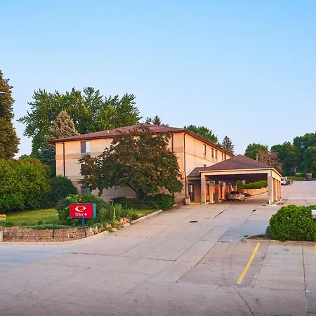 Econo Lodge Maquoketa-3