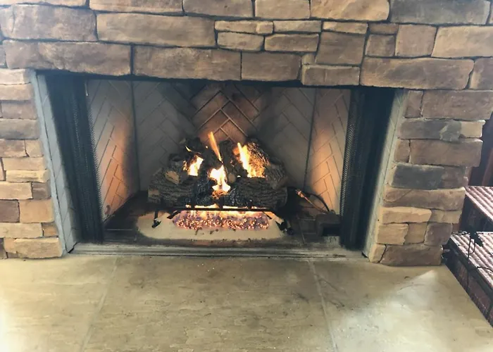 Blue Mountain-Luxurious Blueski George Chalet, Hot Tub, Pool, Gas Fireplace