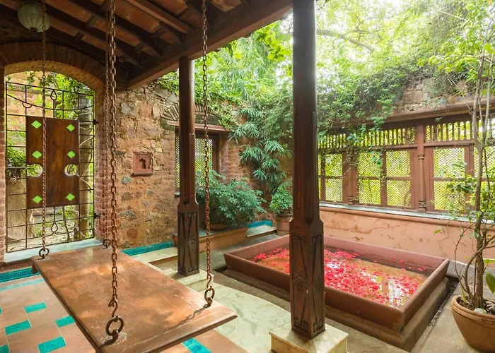 Hostie Chinar Haveli - Heritage Home With Pool, Gurgaon