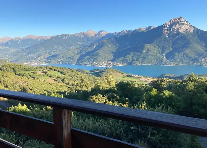Chalet bioclimatique avec vue sur le lac de Serre Ponçon