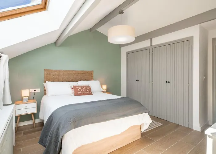 Beautifully Renovated 4 Bedroom Apt + Kid'S Room