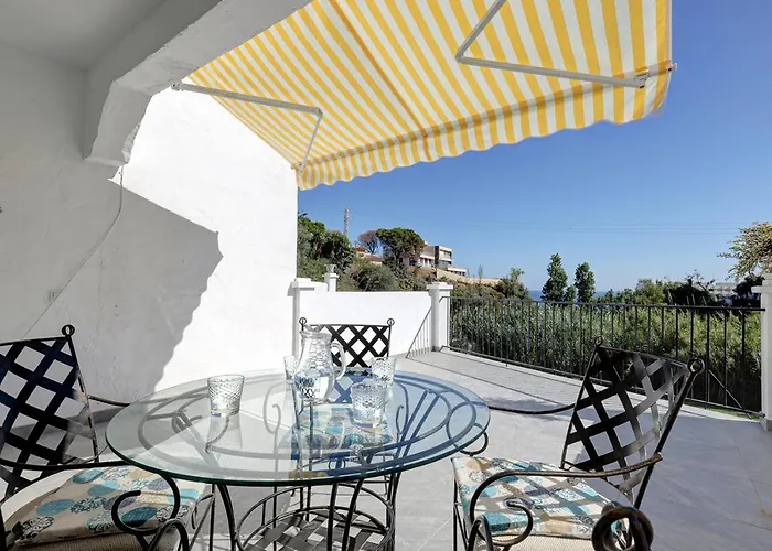 Quaint 2 Bedroom Townhouse With Pool Close To Sea!
