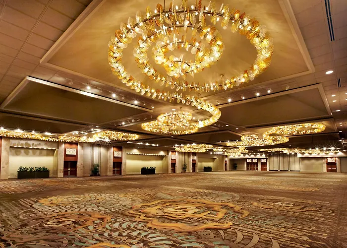 Luxury hotel only: Hilton Hawaiian Village Waikiki Beach Resort