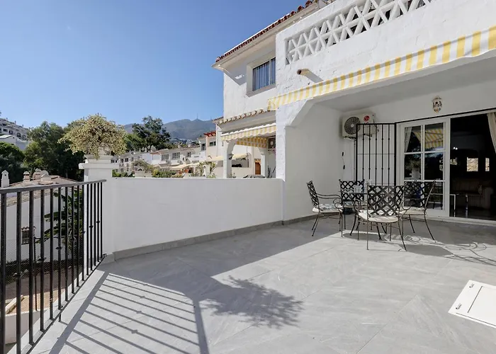 Quaint 2 Bedroom Townhouse With Pool Close To Sea!
