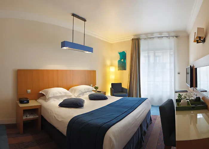 Hotel with pool: Westside Arc De Triomphe Hotel