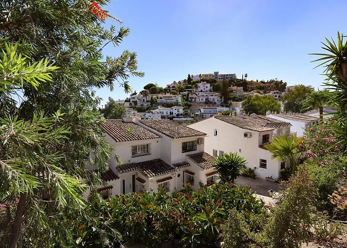 Quaint 2 Bedroom Townhouse With Pool Close To Sea!