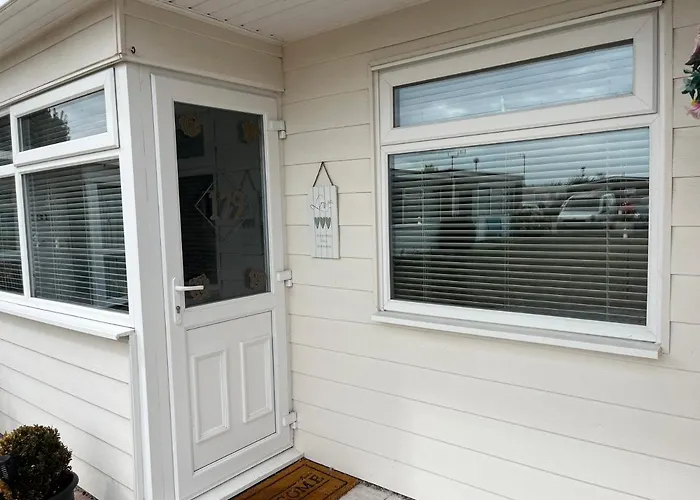 179, Two Bed Chalet On Sund0Wner Holiday Park - Sleeps 4, Free Wifi, Sorry No Pets - Entertainment Options Close By