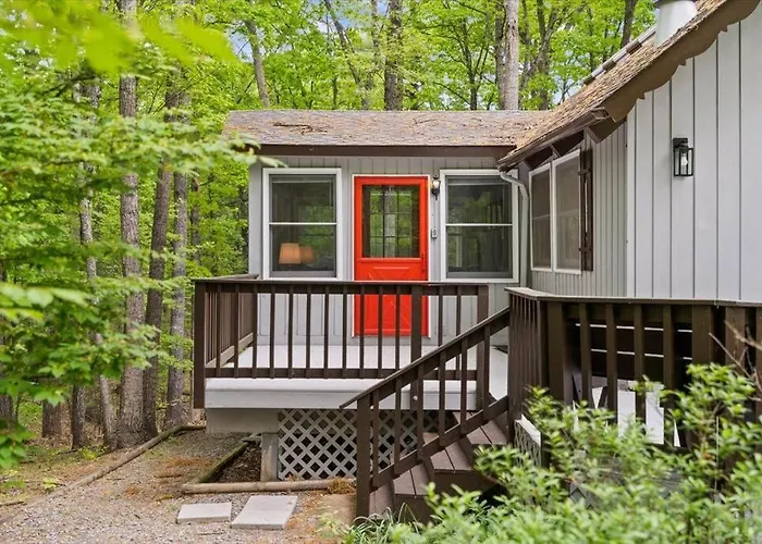 The Gingerbread House - 4 Bedroom Chalet, Sunroom, Deck, Sleeps 10, Modern Amenities
