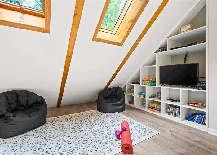 The Gingerbread House - 4 Bedroom Chalet, Sunroom, Deck, Sleeps 10, Modern Amenities