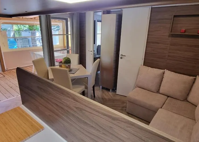 Mobile Home Avec Terrasse Et Piscine.