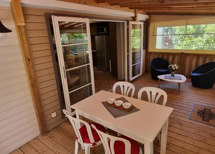 Mobile Home Avec Terrasse Et Piscine.