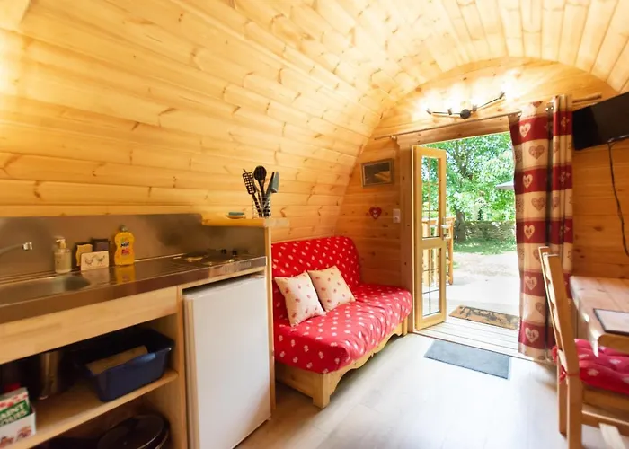 Cabane en bois avec bain nordique