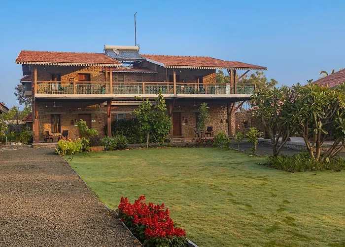 Saffronstays Lake House Bouganvillea: Rustic Lakeside Villa with Pool