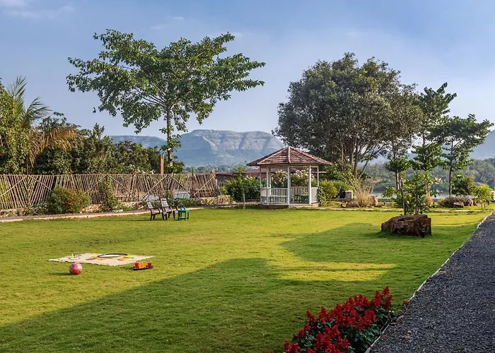 Saffronstays Lake House Bouganvillea: Rustic Lakeside Villa with Pool