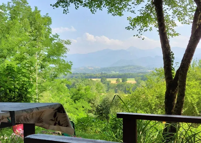 Cabane dans les bois avec vue sur les Pyrénées