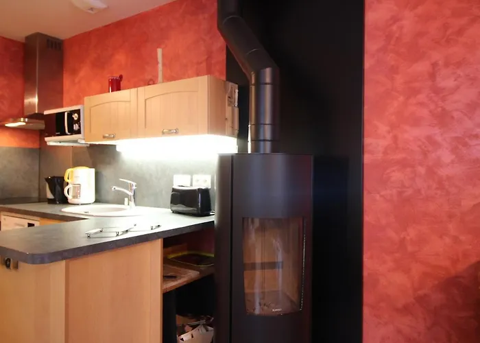 Chalet Mitoyen Avec Terrasse, 2 Chambres, Parking Prive
