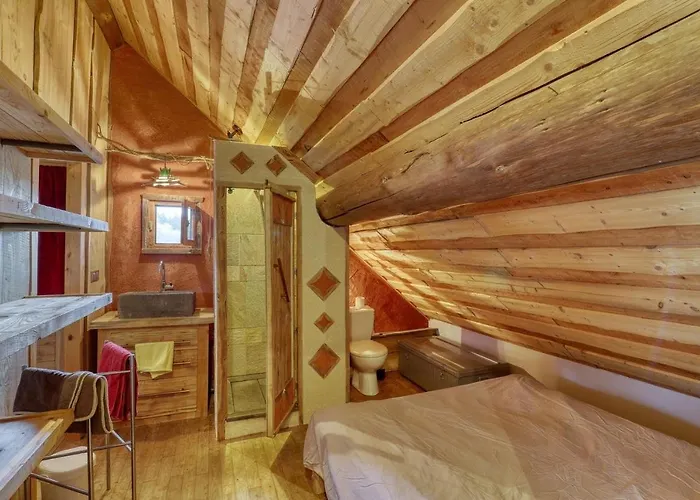 Chalet au bord d'un étang privé, Massif du Sancy
