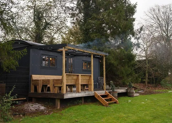 Shepherds Hut In Countryside Near Bath And Bristol