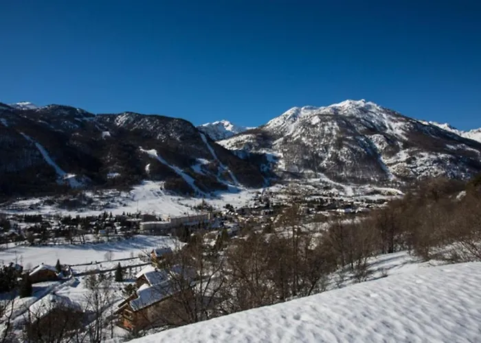 Chalet Luxueux 10 Pers. à Serre Chevalier - Terrasse, Local à Ski, Navette Gratuite - FR-1-762-18