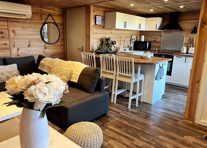 Chalet et Jaccuzy sur la plage