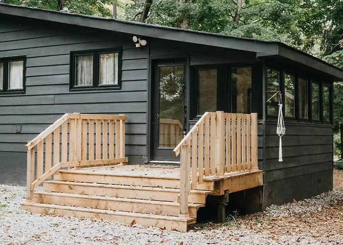 Black River Haus - Scandinavian Riverfront Cabin Muskoka