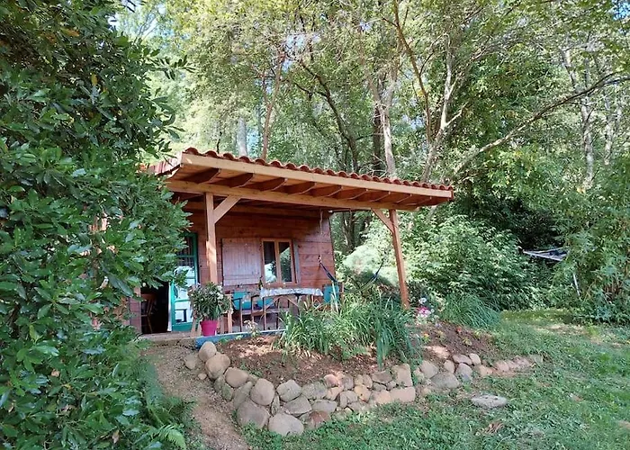 Cabane dans les bois avec vue sur les Pyrénées