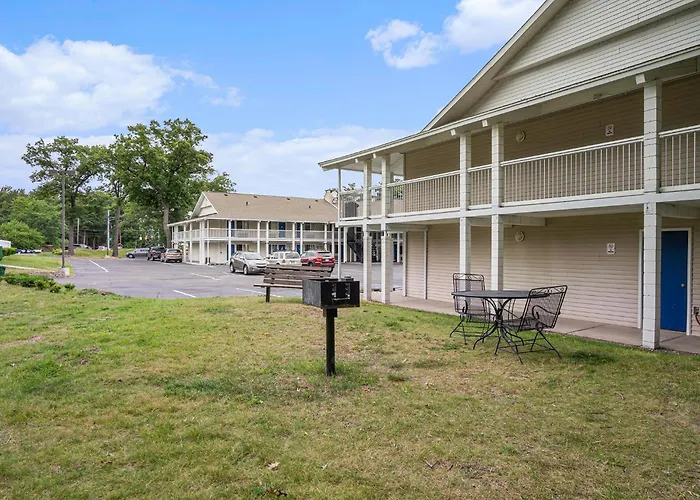 Family Hotel: Travelodge By Wyndham Traverse City Mi