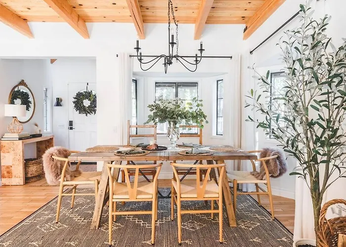 Wild Olive Lodge ° Serene Grandma Chic Getaway Cabin