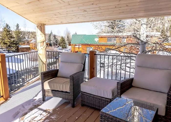 2Br Riverside Chalet Near Trails