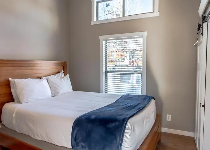 2Br Riverside Chalet Near Trails