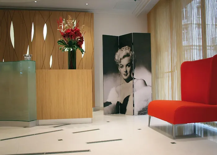 Hotel with pool: Westside Arc De Triomphe Hotel