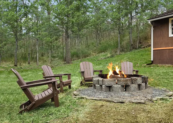 Creekside Cabin W Hot Tub, Fire Pit, Deck & Grill!