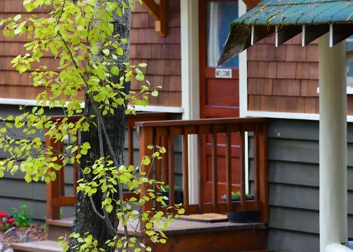 Johnston Canyon Lodge & Bungalows
