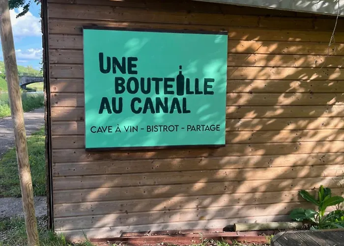 Une Bouteille Au Canal