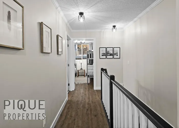 Mystic Mountain Chalet, Heated Outdoor Pool & Hot Tub, Free Parking, Fast Wifi!