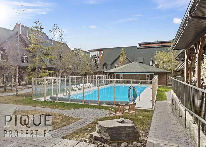 Mystic Mountain Chalet, Heated Outdoor Pool & Hot Tub, Free Parking, Fast Wifi!