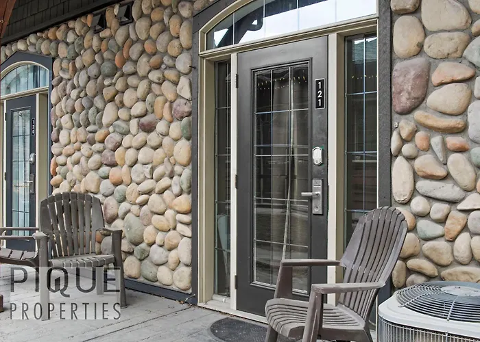 Mystic Mountain Chalet, Heated Outdoor Pool & Hot Tub, Free Parking, Fast Wifi!
