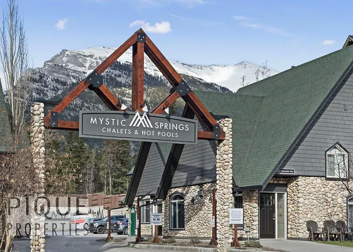 Mystic Mountain Chalet, Heated Outdoor Pool & Hot Tub, Free Parking, Fast Wifi!