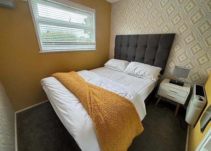 179, Two Bed Chalet On Sund0Wner Holiday Park - Sleeps 4, Free Wifi, Sorry No Pets - Entertainment Options Close By