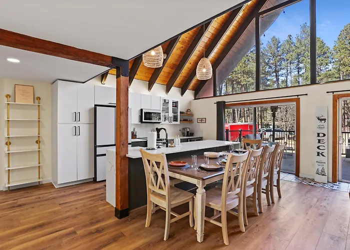 Cozy Modern Chalet In Strawberry