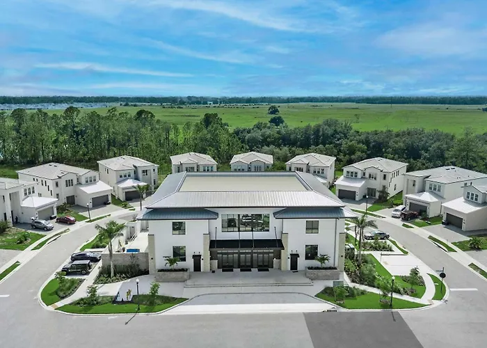 Hotel with pool: Villatel Village At Solterra Resort