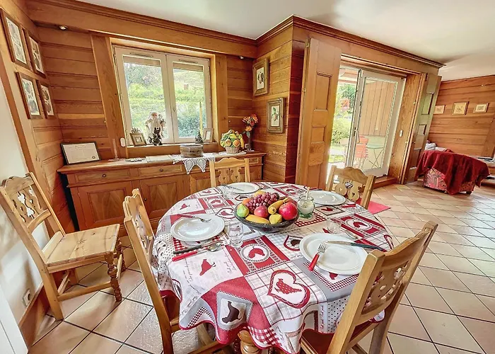 Chalet rénové avec cheminée et terrasse, proche télécabine - FR-1-688-96