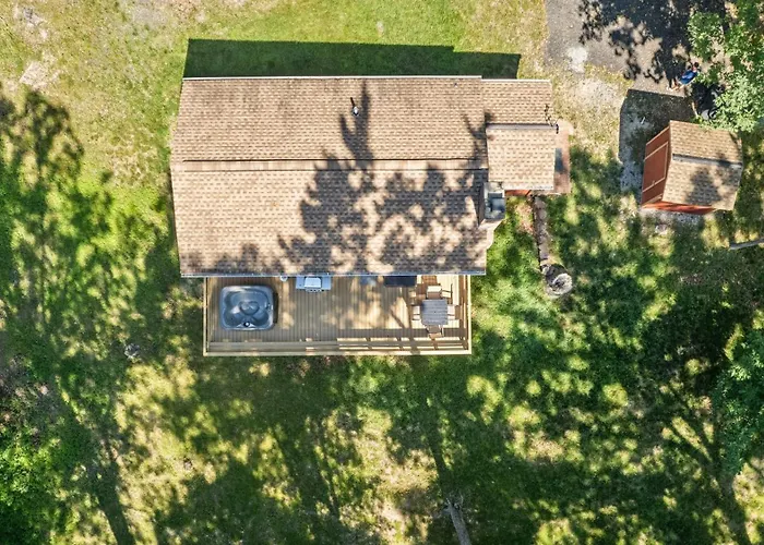Cabin W Hot Tub, Fire Pit & Deck